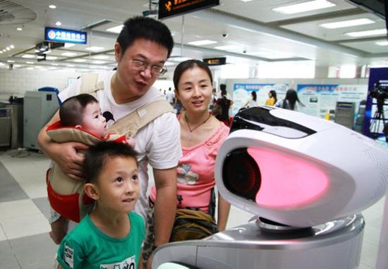 海关智能机器人让旅客通关更快乐